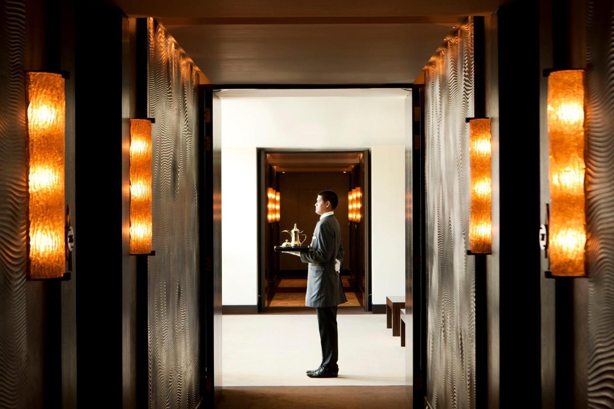Mandarin Oriental Al Faisaliah, Ер-Ріяд Екстер'єр фото A butler at the Mandarin Oriental, Hong Kong